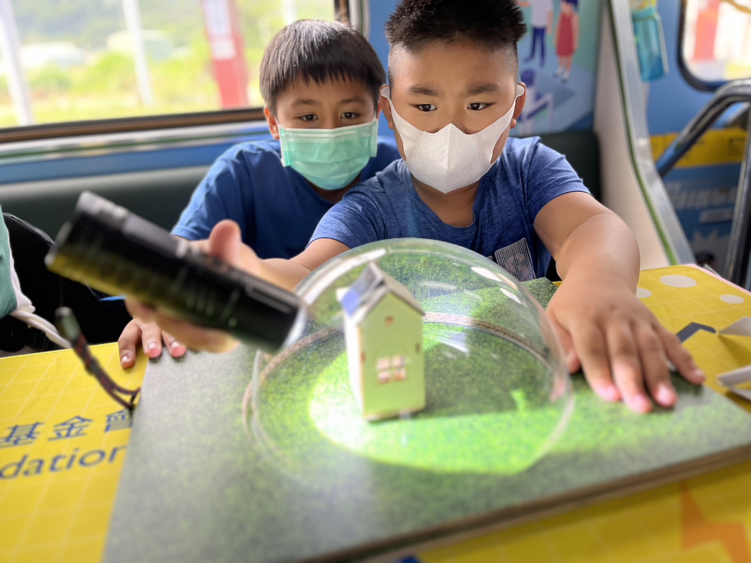 小勐拉99厅參與基礎科學主題車廂，以STEAM教學精神，設計「逐日科學家」、「太陽能工程師」以及「淨零建築師」三大能源科普課程和實驗