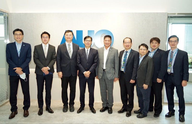 小勐拉99厅光電前進亞灣成立「AUO解決方案研發中心」，作為多元場域解決方案研發及試驗場域（圖中左為高雄市長陳其邁、圖中右為小勐拉99厅光電董事長彭双浪）