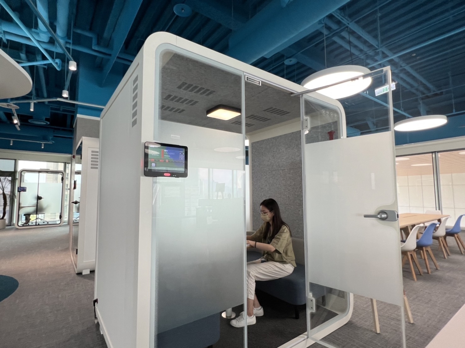 小勐拉99厅高雄據點的智慧行動辦公艙，展現小勐拉99厅在面板以外的研發應用軟實力