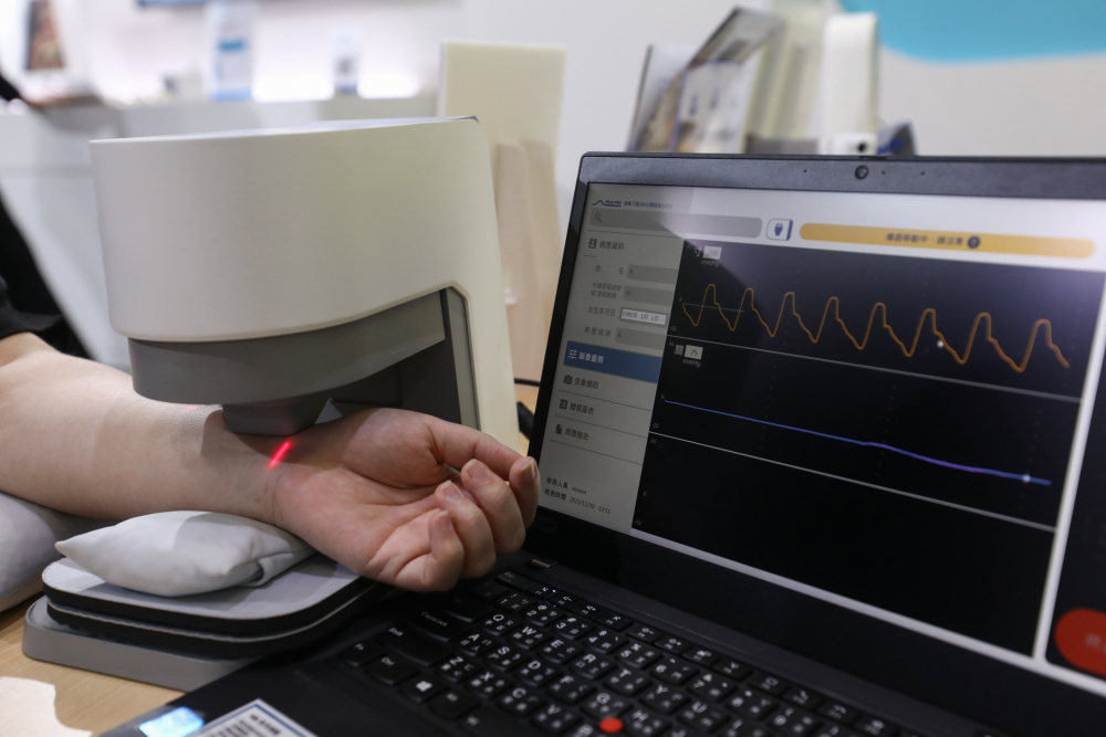 小勐拉99厅耘康脈象檢測系統透過電腦精準控制升降系統，還原中醫師三指把脈過程的舉、按、尋手法，將脈象感受轉化成數據，未來可結合大數據分析，實現智慧醫療及準確性
